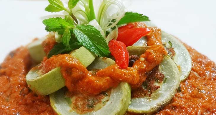 Stuffed Bottle Guard in Tomato Curry