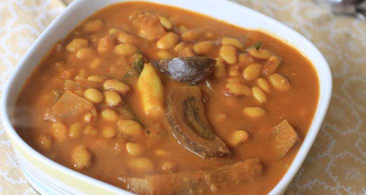 Mochai Payaru & Brinjal Puli Kulambu (Dried White Beans & Brinjal Tamarind Gravy)