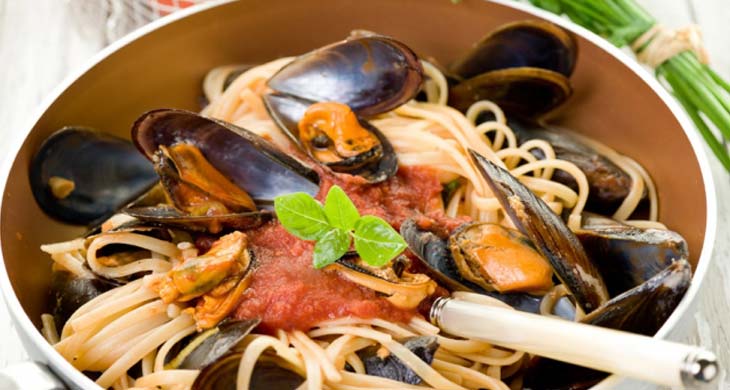 Spaghetti and Mussels in Tomato and Herb Sauce